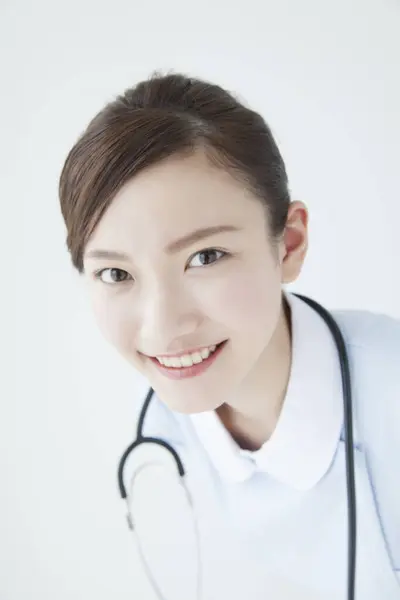 年轻的亚洲医生女人笑着 — 图库照片