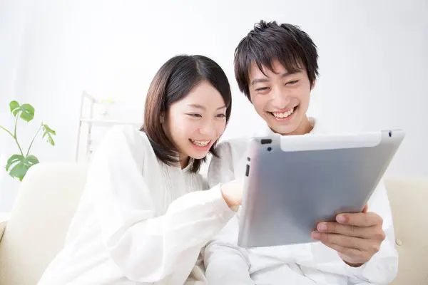 Tablet Kullanan Asyalı Çift — Stok fotoğraf