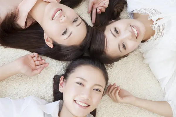 Porträtt Tre Leende Unga Japanska Kvinnor — Stockfoto