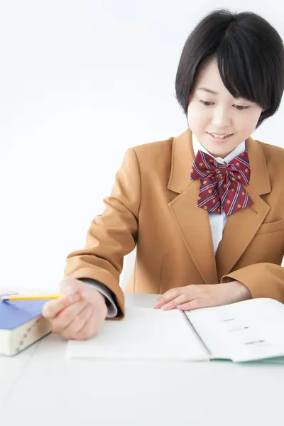 Menina Asiática Vestindo Uniforme Escolar Estudando Mesa — Fotografia de Stock