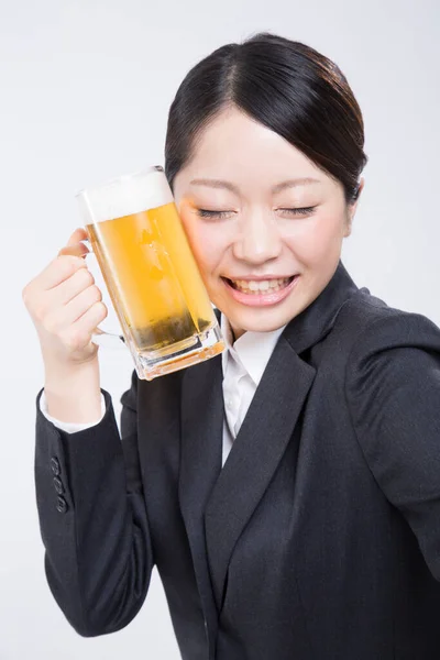 Ung Asiatisk Affärskvinna Dricker Mugg — Stockfoto