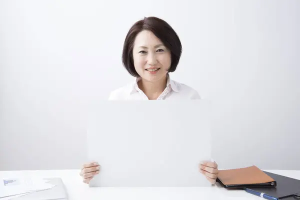 Asijská Podnikatelka Držící Bílou Desku — Stock fotografie