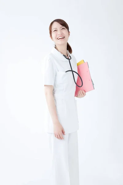 Studio Portret Pięknej Japońskiej Pielęgniarki Białej Szacie Wesoły Lekarz Odizolowany — Zdjęcie stockowe