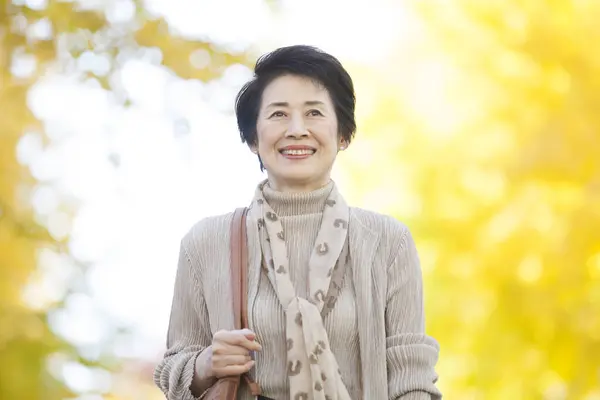Senior Asiático Mujer Otoño Parque —  Fotos de Stock