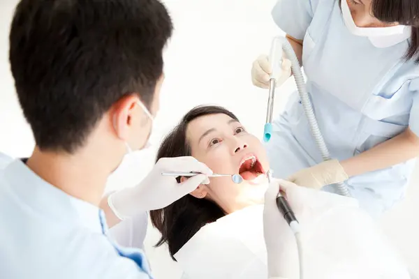 Asyalı Erkek Kadın Dişçiler Hastanın Ağzını Inceliyor — Stok fotoğraf