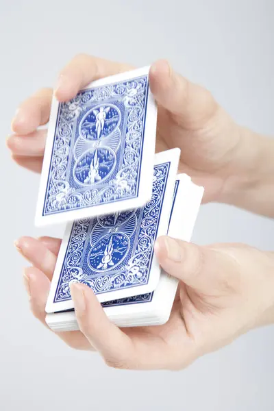 Female Hands Playing Cards Close View — Stock Photo, Image