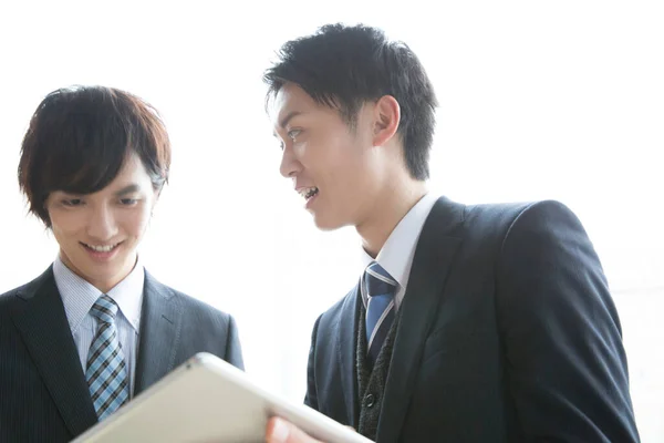 Retrato Dos Jóvenes Empresarios Asiáticos Trabajando Juntos Oficina —  Fotos de Stock