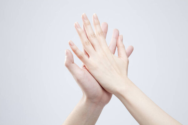 Крупный план женской руки на белом фоне 