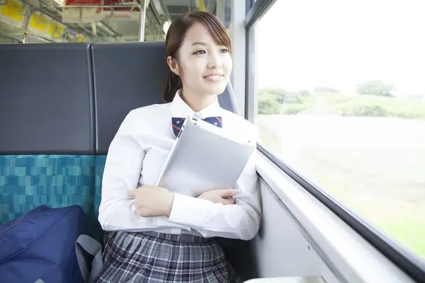 Asiatisk Flicka Student Med Ryggsäck Det Offentliga Tåget — Stockfoto