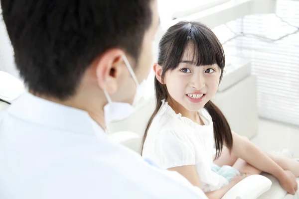 Asiatisk Man Tandläkare Med Flicka Patient Kliniken — Stockfoto