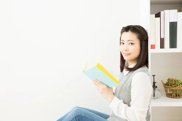Aziatische Jonge Student Studeren Met Boek — Stockfoto