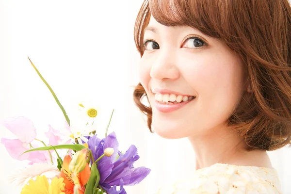 Sorrindo Jovem Mulher Japonesa Com Buquê Flores Frescas — Fotografia de Stock
