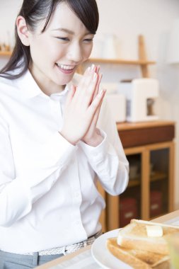 Kahvaltıda genç bir kadının portresini yakından çek.