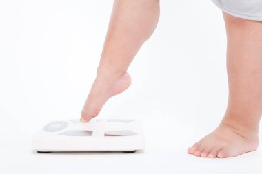 Japon bir kadının portresi aşırı kilolarla mücadele ediyor. Obezite kavramı.