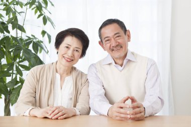 Japon olgun bir çiftin portresi.