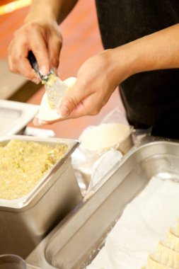 Mantı ve mantı hazırlayan kişi