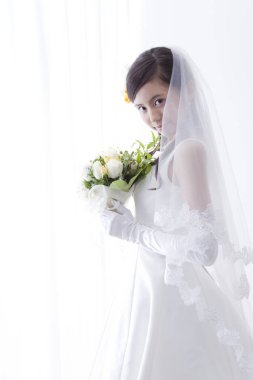 Bir buket çiçekli güzel Japon gelininin portresi