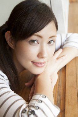 Gülümseyen Asyalı kadın portresi