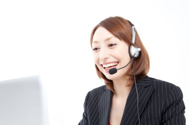 Gülümseyen müşteri hizmetleri temsilcisi 