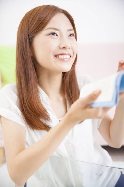 Kitap okuyan genç bir kadın.