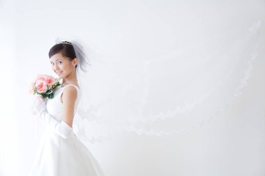 Bir buket çiçekli güzel Japon gelininin portresi