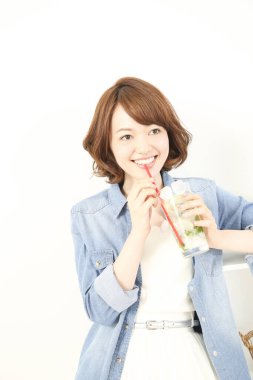 Güzel Japon kadın naneli ferahlatıcı soğuk içecek içiyor.