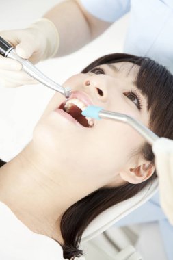 Diş hekimliğinde çalışan genç bir dişçi.