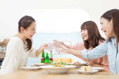 Arkadaşlar birlikte yemek yiyor, kadeh kaldırıyoruz.