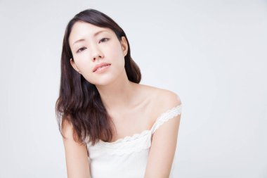 Genç ve güzel Asyalı kadının stüdyo fotoğrafı.