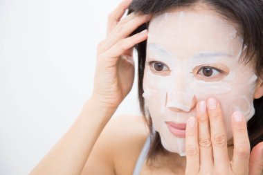 Yüzünde maske olan genç kadın