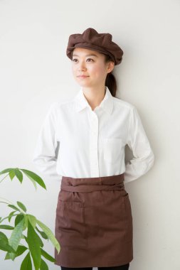 Kahverengi bereli güzel Japon garsonun portresi.