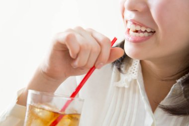 Bir bardak sodası olan bir kadın.