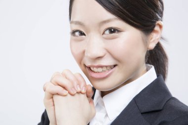 Beyaz arka planda izole bir şekilde gülümseyen iş kadını 