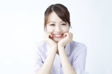 gülümseyen genç Asyalı kadın