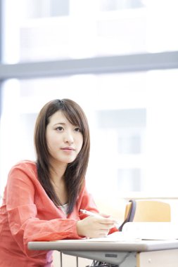 Genç Asyalı öğrenci sınıfta.