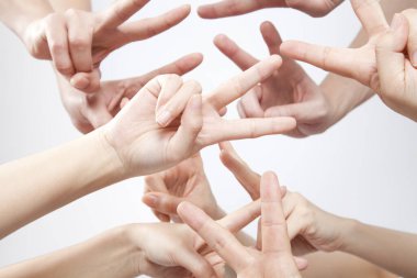 Eller zafer işaretleri yapıyor.