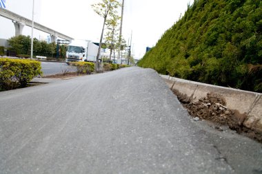 Depremden sonra asfalt yol yüzeyi kırılmış.
