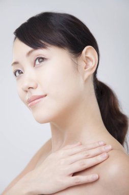 Mükemmel ciltli güzel bir Asyalı kadın. Yaklaş. Yüz bakımı ve kozmetoloji, güzellik ve kaplıca konsepti, kadın güzelliği