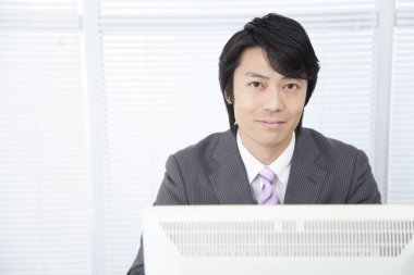 Ofiste çalışan kendinden emin genç Japon işadamı.