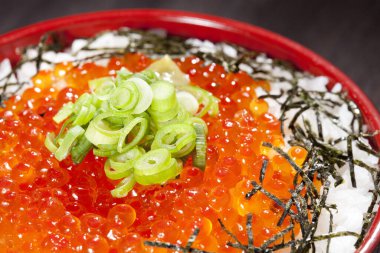 Somon yumurtası ve yosun ile bir kase pirinç.