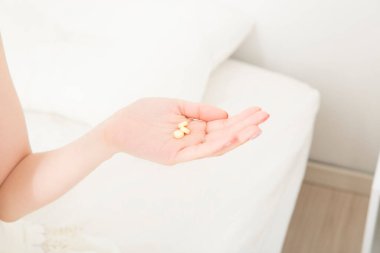 Kadın hapları almaya hazırlanırken yakın çekim. 