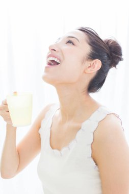 Güzel Asyalı kadının ağzını çalkala.