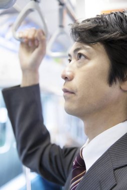 Genç Japon işadamı toplu taşıma kullanıyor