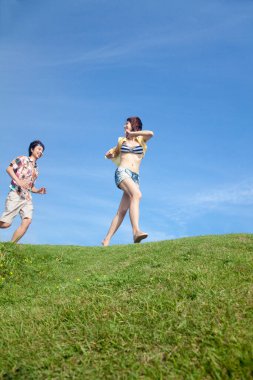 İki genç mutlu insan koşuyor. 