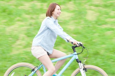 Bisiklet süren genç bir kadın