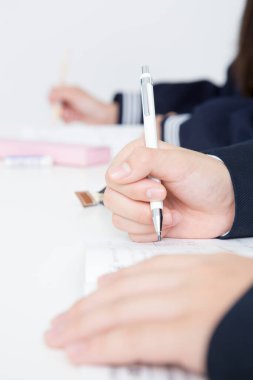 Not defterine yazan öğrenci, kırpılmış görünüm 