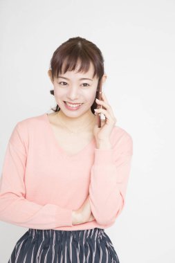 Beyaz arka planda telefonu olan Asyalı kadın. 