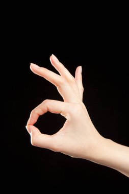 Siyah arka planda hareket gösteren kadın elini kapat