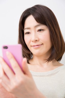 Cep telefonu kullanan kadın