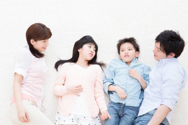 Evde poz veren mutlu Japon aile portresi.